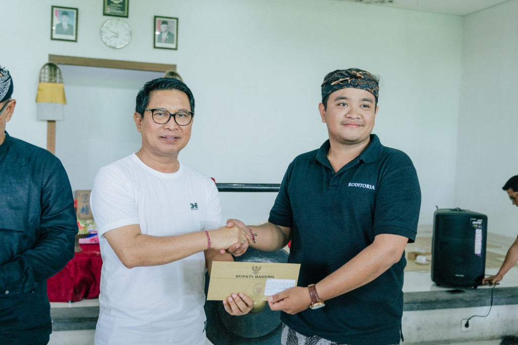 Sekda Adi Arnawa Buka Turnamen Ceki di Desa Mekar Bhuwana